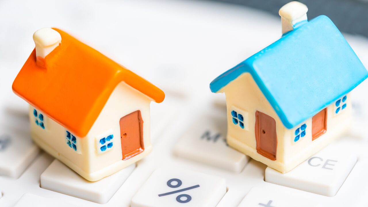 Miniature houses represent fixed and variable mortgage options for clients considering home loans with Yellow Brick Road.