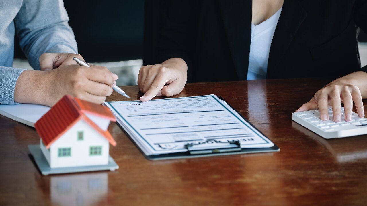 Discussing mortgage options with Yellow Brick Road Home Loans to navigate Australia's refinancing surge.